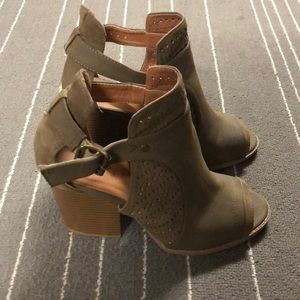 Peep toe block sandal